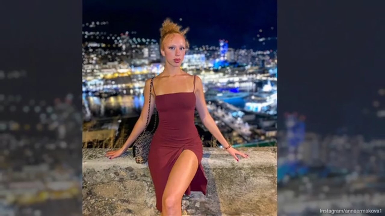 Mit Mega-Schlitz: Anna Ermakova im hautengen Dress