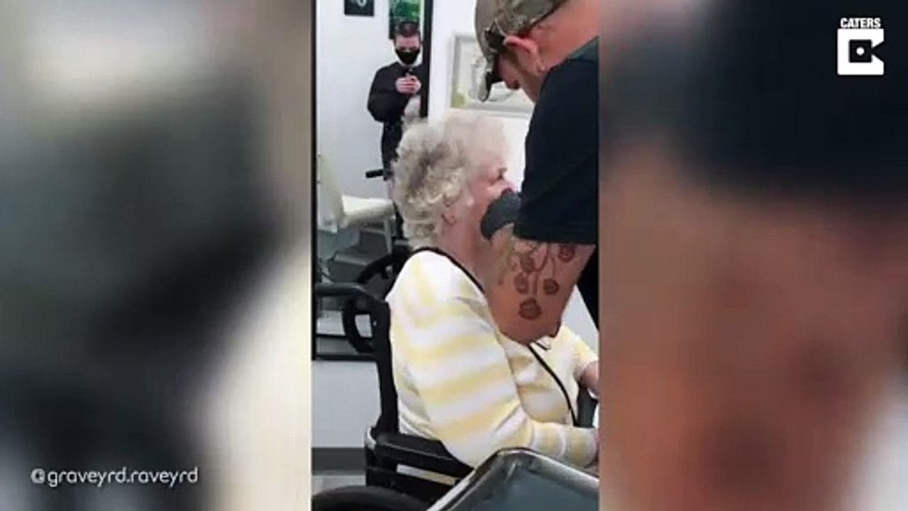 Cette mamie se faire un piercing au nez... Mieux vaut tard que jamais