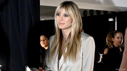 Tom schießt Foto von seiner komplett nackten Heidi - auf dem Boden