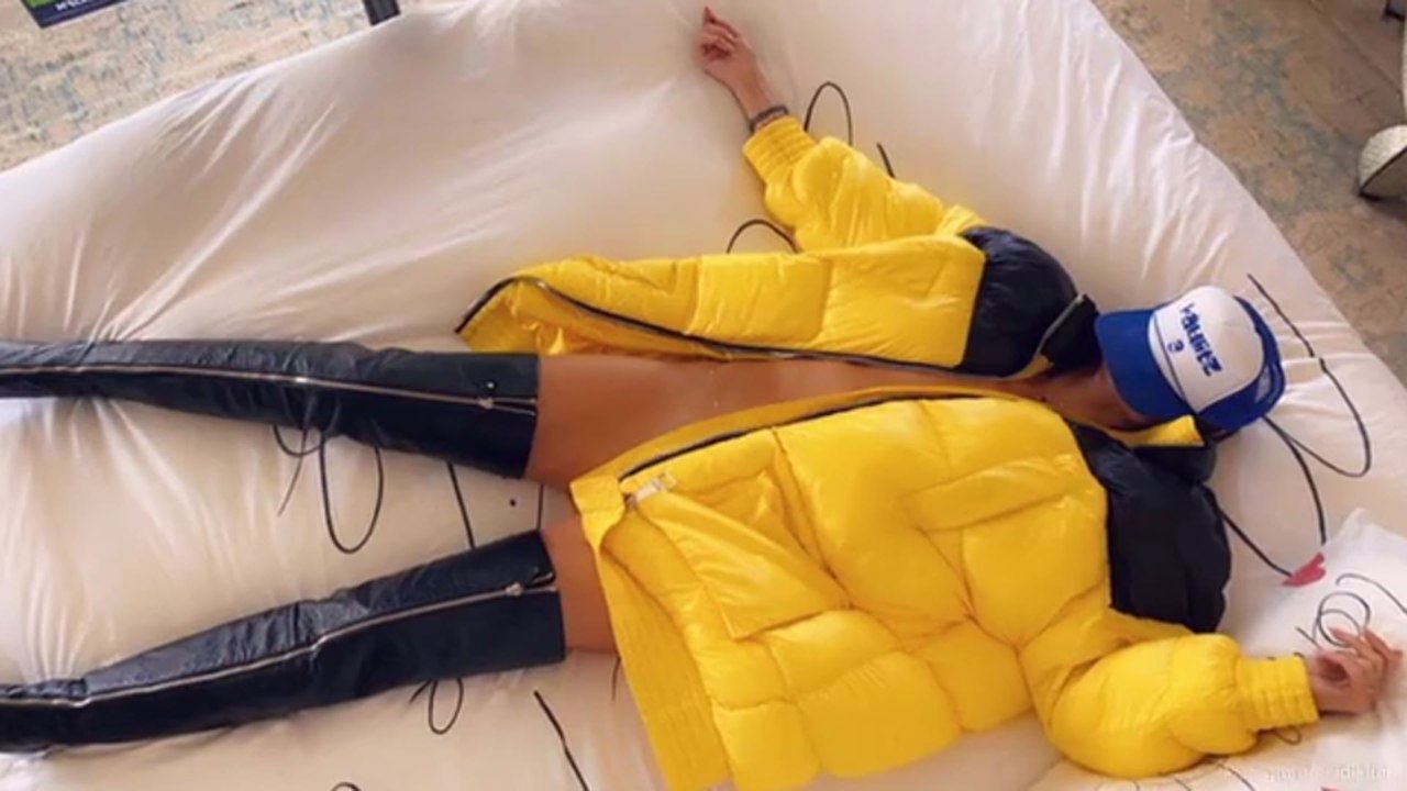 Nichts drunter: Heidi Klum zeigt sich NUR in Jacke und Stiefel