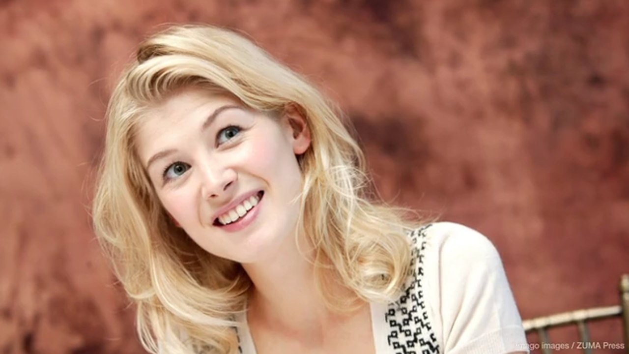 Ihre Verwandlung zum sexy Vamp: Durch die Jahre mit Rosamund Pike