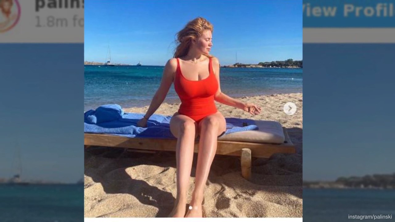 Heiße „baywatch“-nixe: palina rojinski im roten badeanzug