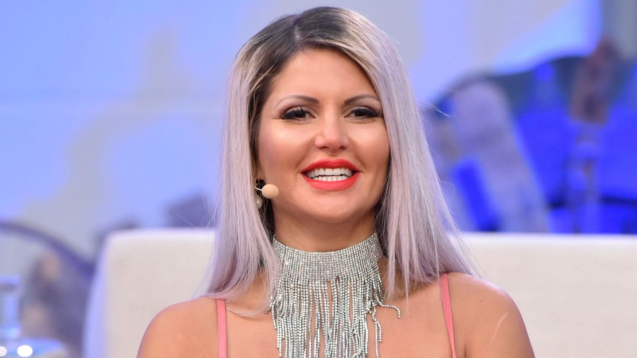 Sophia Vegas im roten Tanga-Badeanzug: „Ready am Geschwisterchen zu arbeiten“