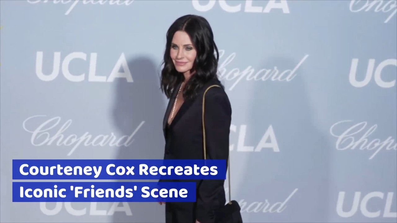 Courteney Cox Recreates Iconic 'Friends' Scene
