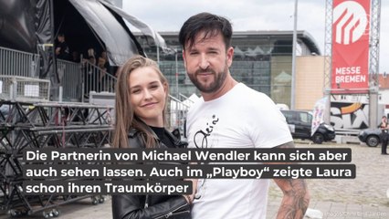 Sexy Einblicke! Laura Müller nur mit einem Handtuch bekleidet