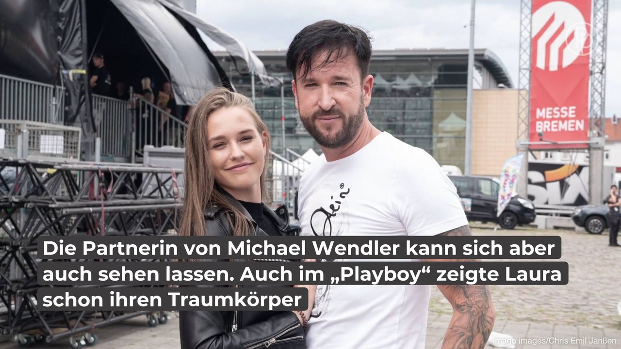 Sexy Einblicke! Laura Müller nur mit einem Handtuch bekleidet