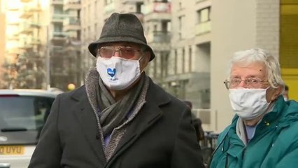 Una pareja se vacuna en Londres días después de cumplir los 62 años de matrimonio