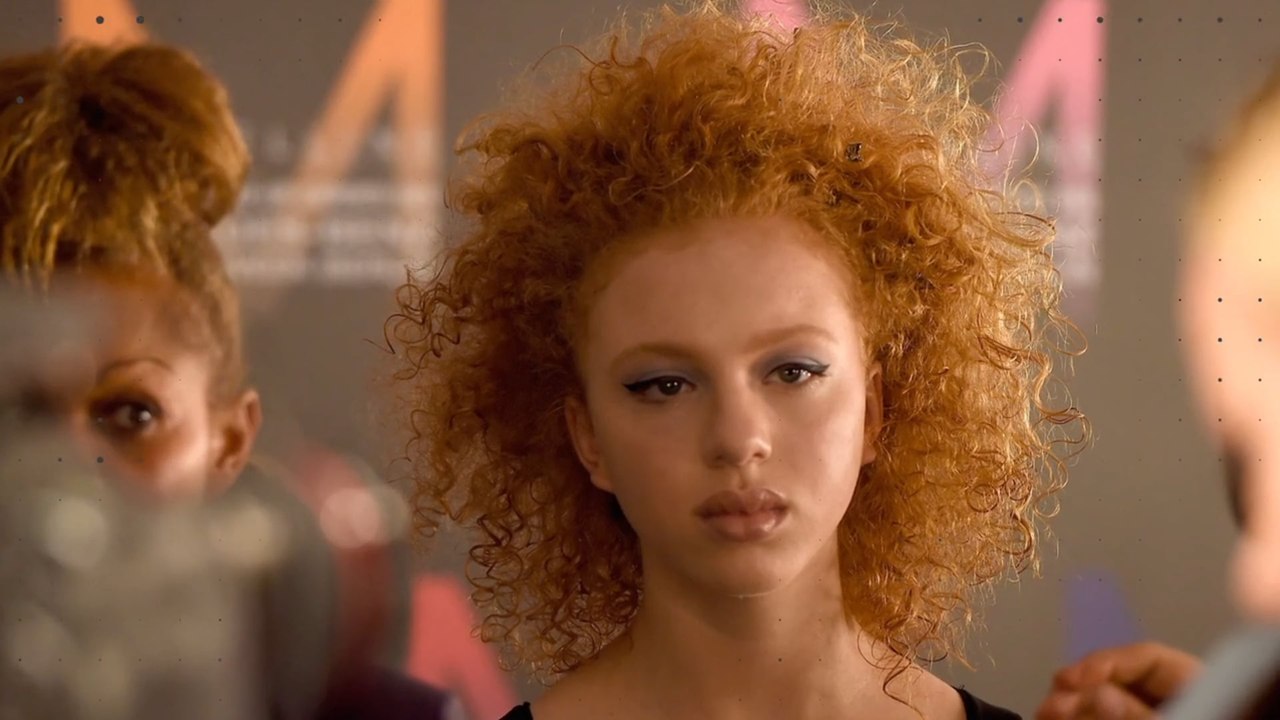 Anna Ermakova in Lackhose und XXL-Ausschnitt