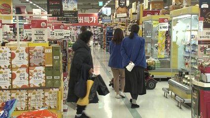 "문 닫기 전에 빨리"...확진자 치솟자 마트·미용실 '북적' / YTN