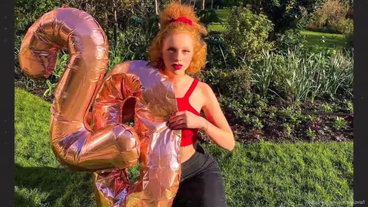 Im knappen roten Top: So feiert Anna Ermakova ihren 20. Geburtstag - und Boris gratuliert