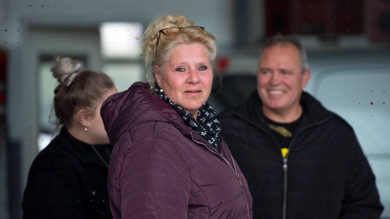 Die Wollnys setzen Zeichen: Silvia im Schutzanzug und Maske