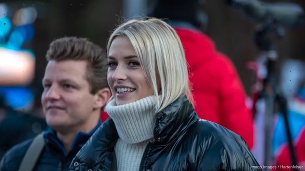 Lena Gercke im Leder-Minirock: Sie zeigt ihr Mini-Bäuchlein