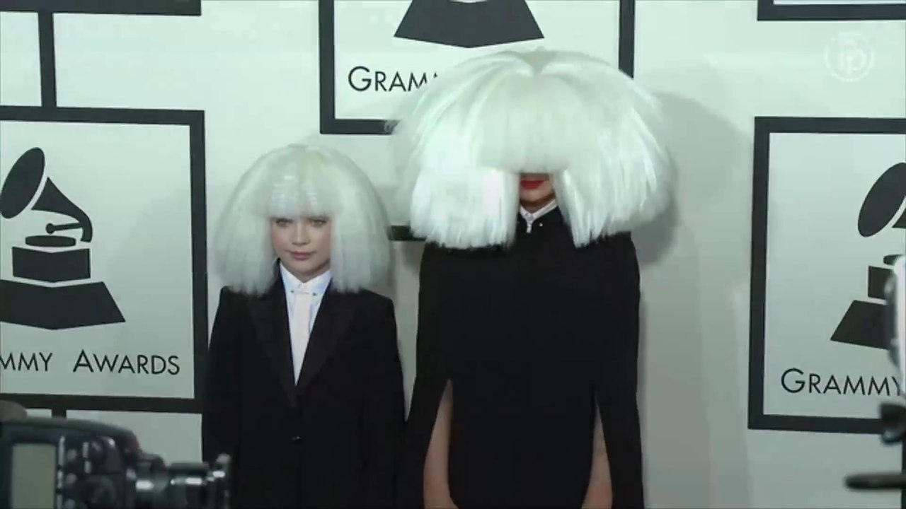 Stars, die ihre Gesichter hinter Masken verstecken und die Gründe dafür