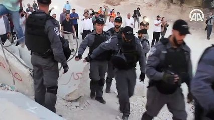 İsrail Filistinlilerin kurduğu sembolik köyü yıktı