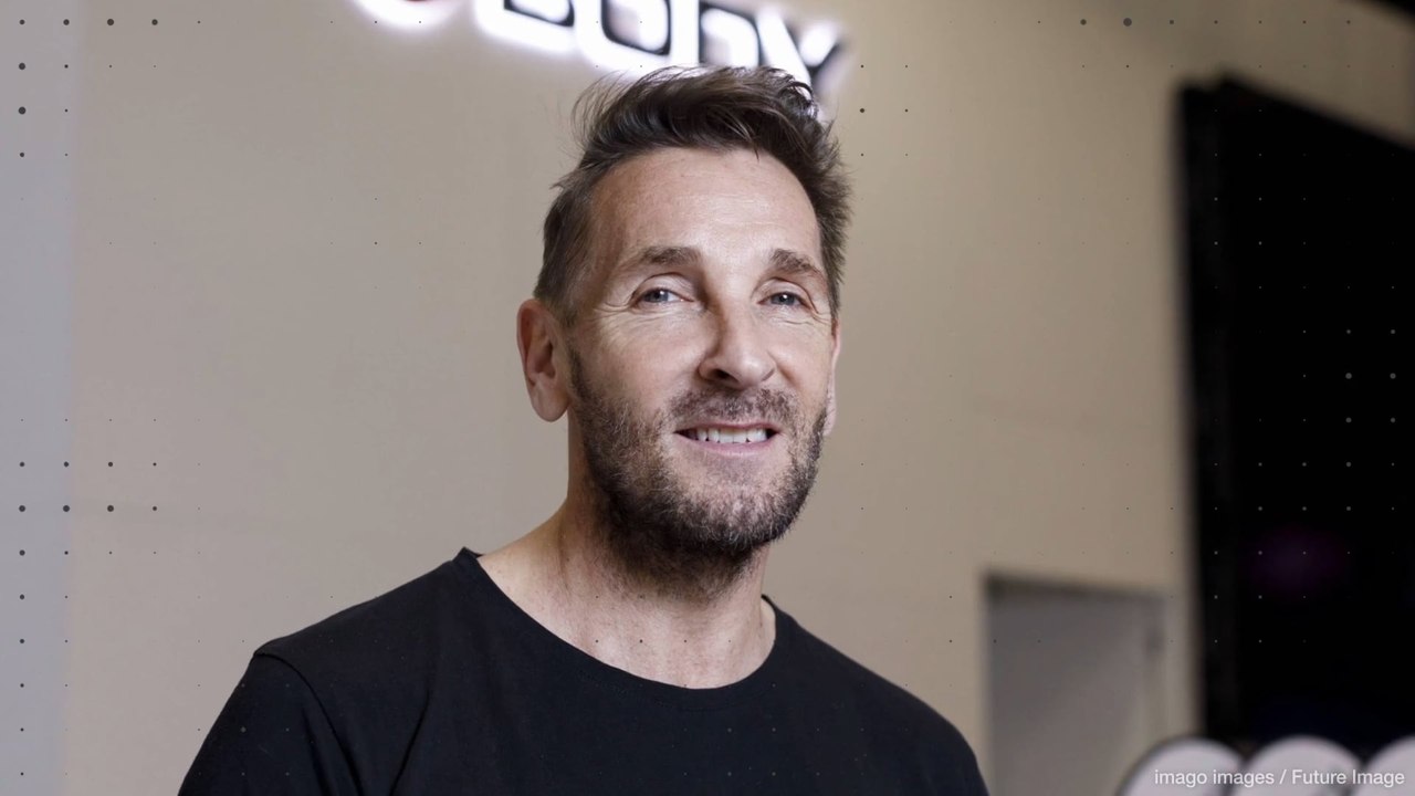 Mark Keller unfassbar gelenkig: So hoch bekommt er sein Bein