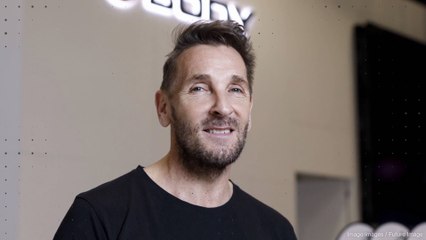 Mark Keller unfassbar gelenkig: So hoch bekommt er sein Bein