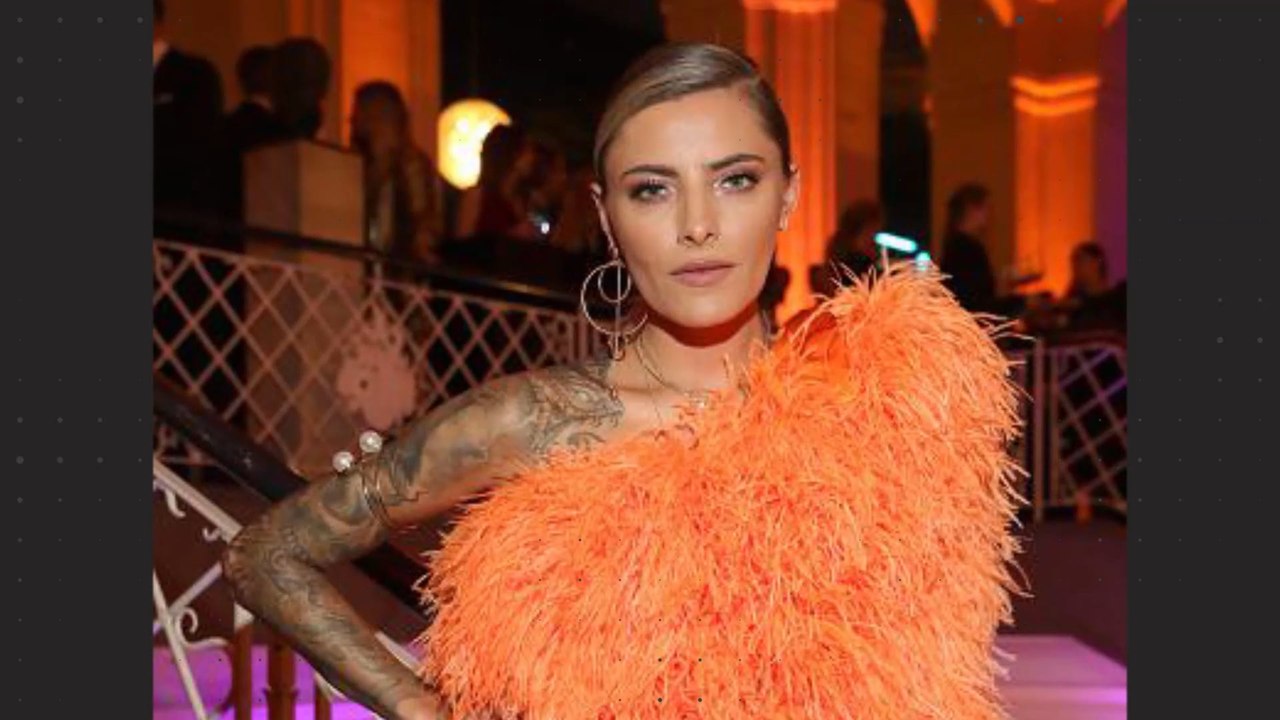 Top oder Flop? Sophia Thomalla im orangefarbenen Federkleid