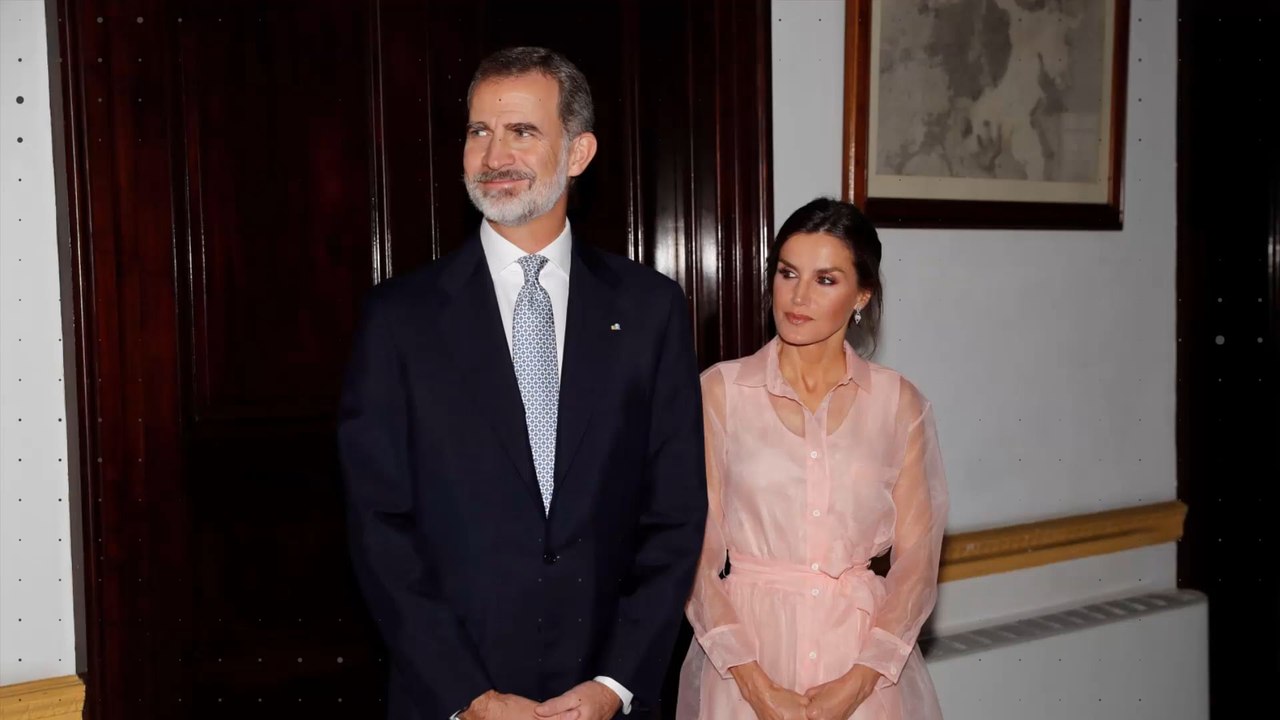 Gewagt! Königin Letizia zeigt sich im durchsichtigen Organza-Mantel auf Kuba