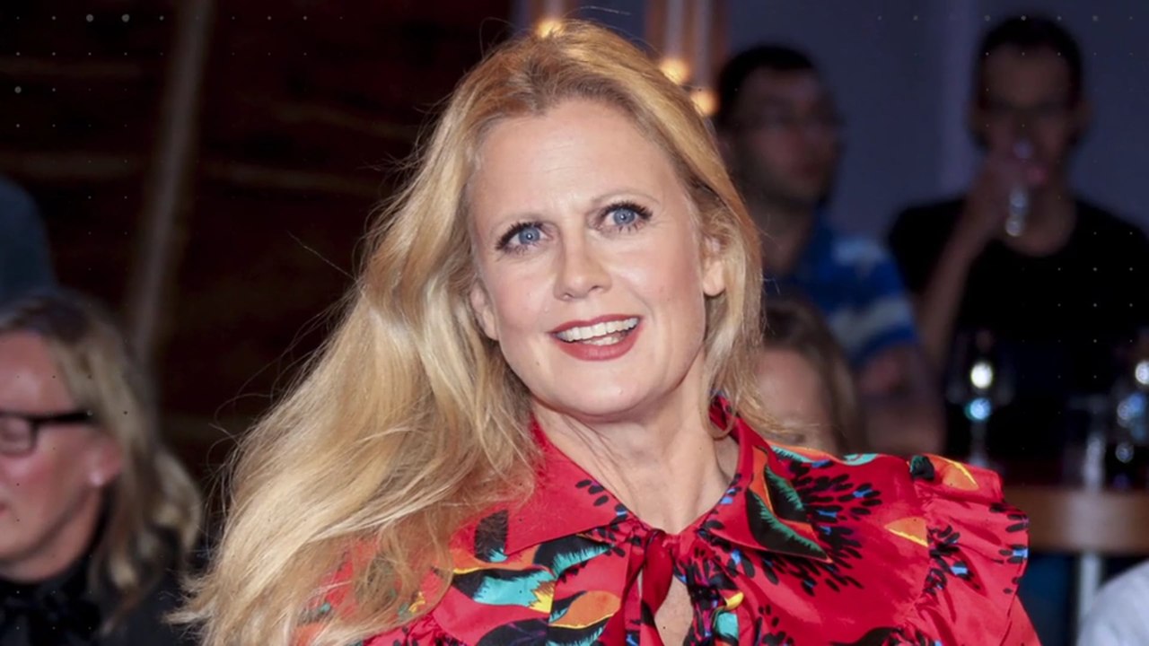 Was ist da los? Barbara Schöneberger mit viel Pelz am Bein