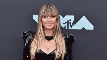 Sie trägt nur einen Hexenhut: Heidi Klum oben ohne im Bett