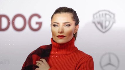 Top oder Flop? Sophia Thomalla nur in T-Shirt und XXL-Boots