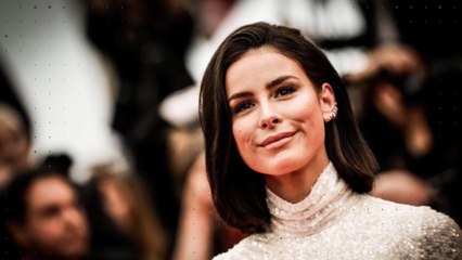 Nur mit Tuch bedeckt: Lena Meyer-Landrut schickt sexy Gute-Nacht-Grüße