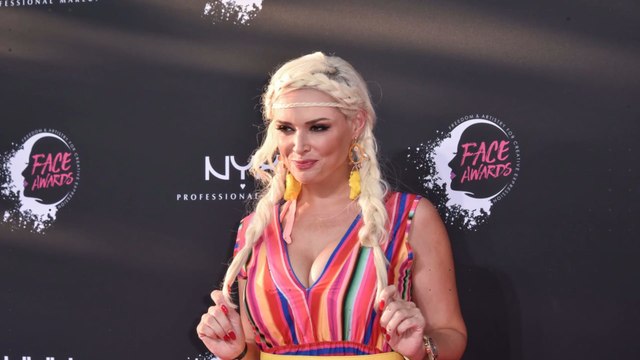 Daniela Katzenberger begeistert mit Oben-Ohne-Bild und geklauter Badehose