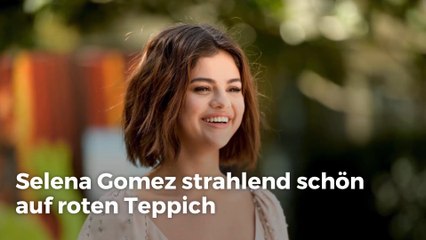 Selena Gomez strahlend schön auf roten Teppich