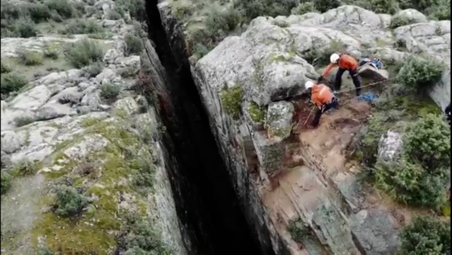 Bomberos balizan La Raja en La Pedriza para evitar acceso al interior