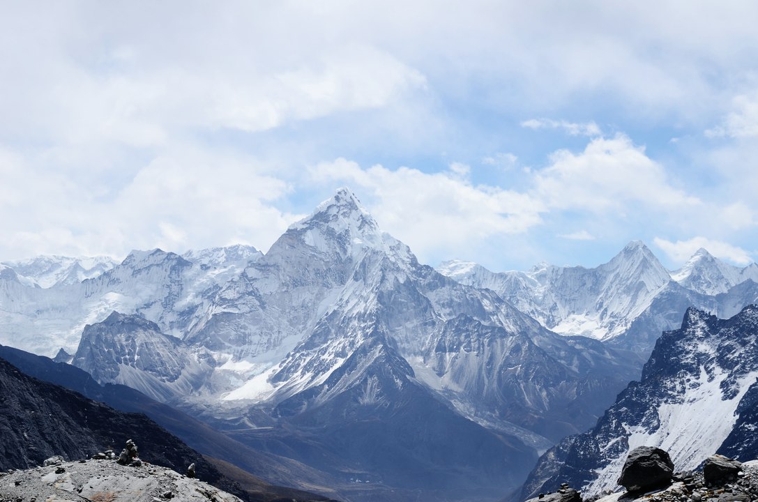 ¿Las montañas crecen o decrecen? Una polémica a raíz de cuánto mide el Everest