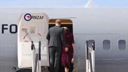 Fasst Harry Meghan etwa an den Po? Das Netz schmunzelt über diese Fotos