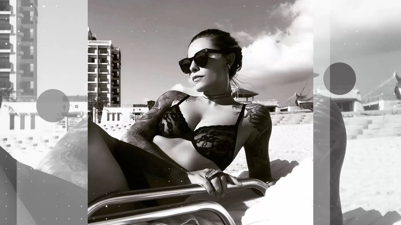 Sophia Thomalla am Strand - doch sie hat den Bikini vergessen