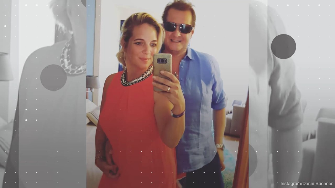 Jens Büchner zeigt sein neues Tattoo