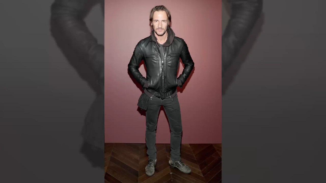 Thomas Hayo zeigt seinen Bruder