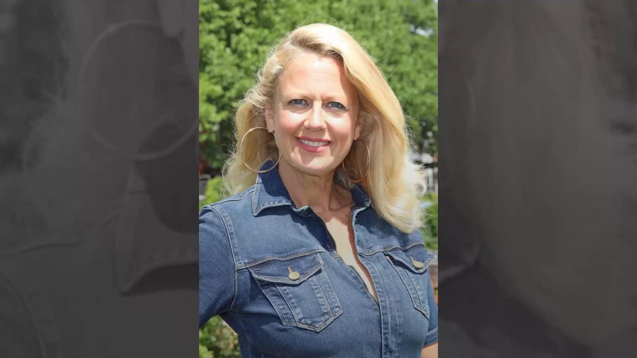 Barbara Schöneberger im Pool: Die Moderatorin wird zur Schwimmerin