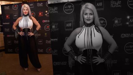 Sophia Vegas mit Mega-Dekolleté und Kussmund