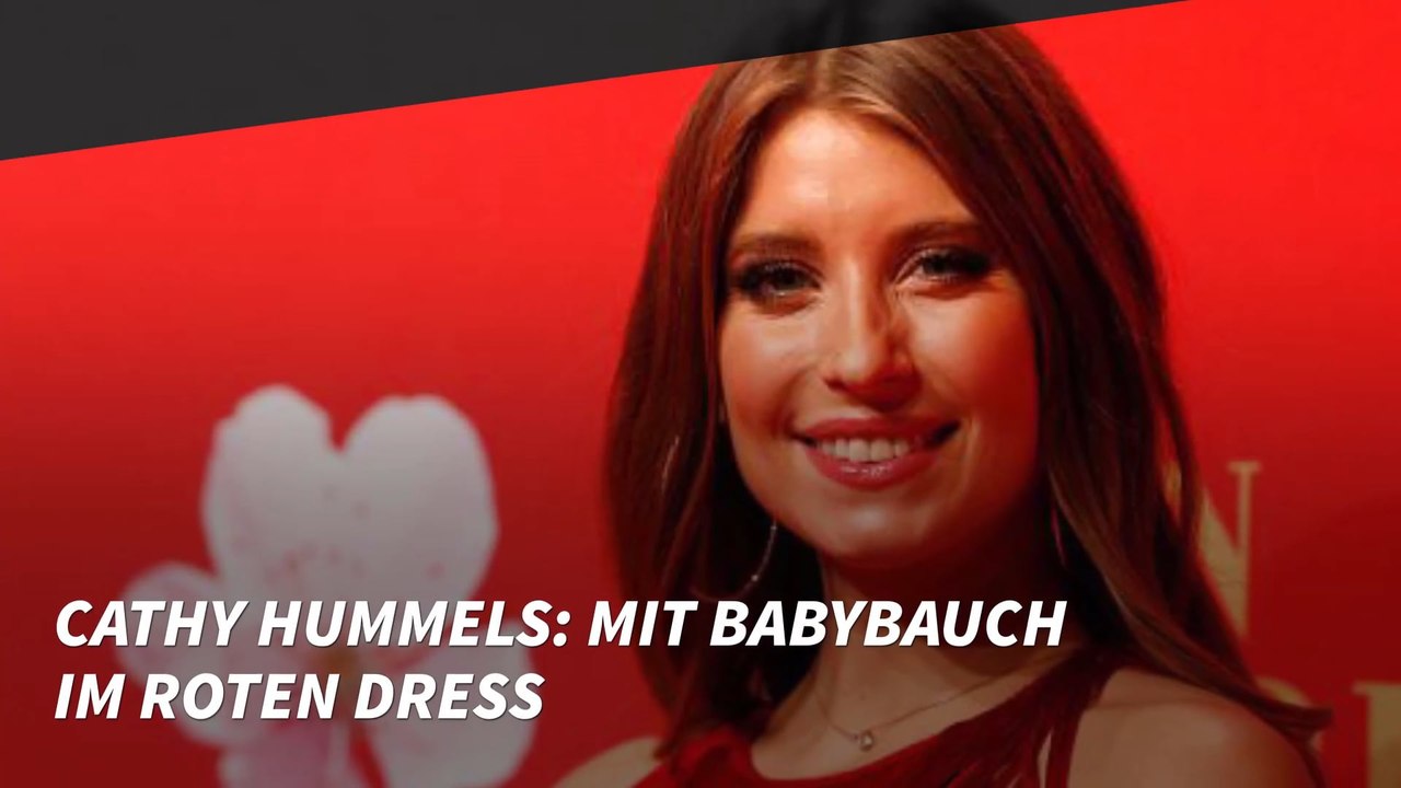 Cathy Hummels: Mit Babybauch im roten Dress