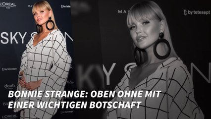 Bonnie Strange: Oben ohne mit einer wichtigen Botschaft