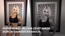 Puppenfrau Valeria zeigt ihren durchtrainierten Bauch