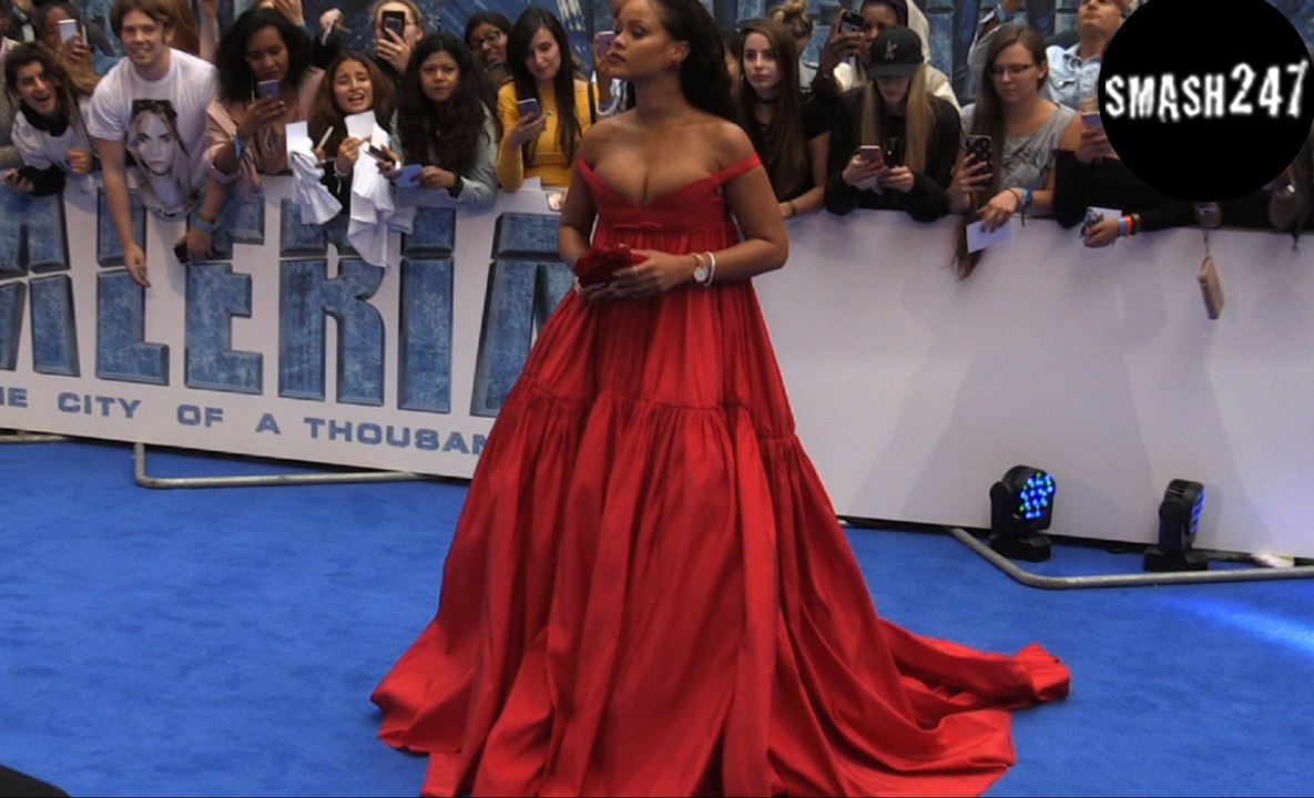 Rihanna: Von wegen Babybauch – sexy im bauchfreien Kleid!