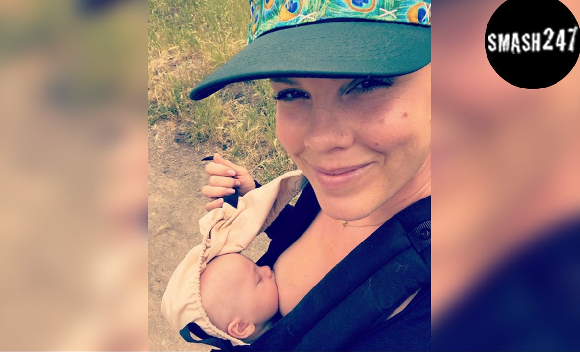 Pink: Perfekt unperfekt! So natürlich zeigt sie sich beim Stillen