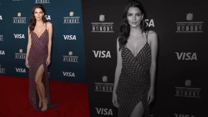 Komplett nackt: Emily Ratajkowski räkelt sich im Wasser