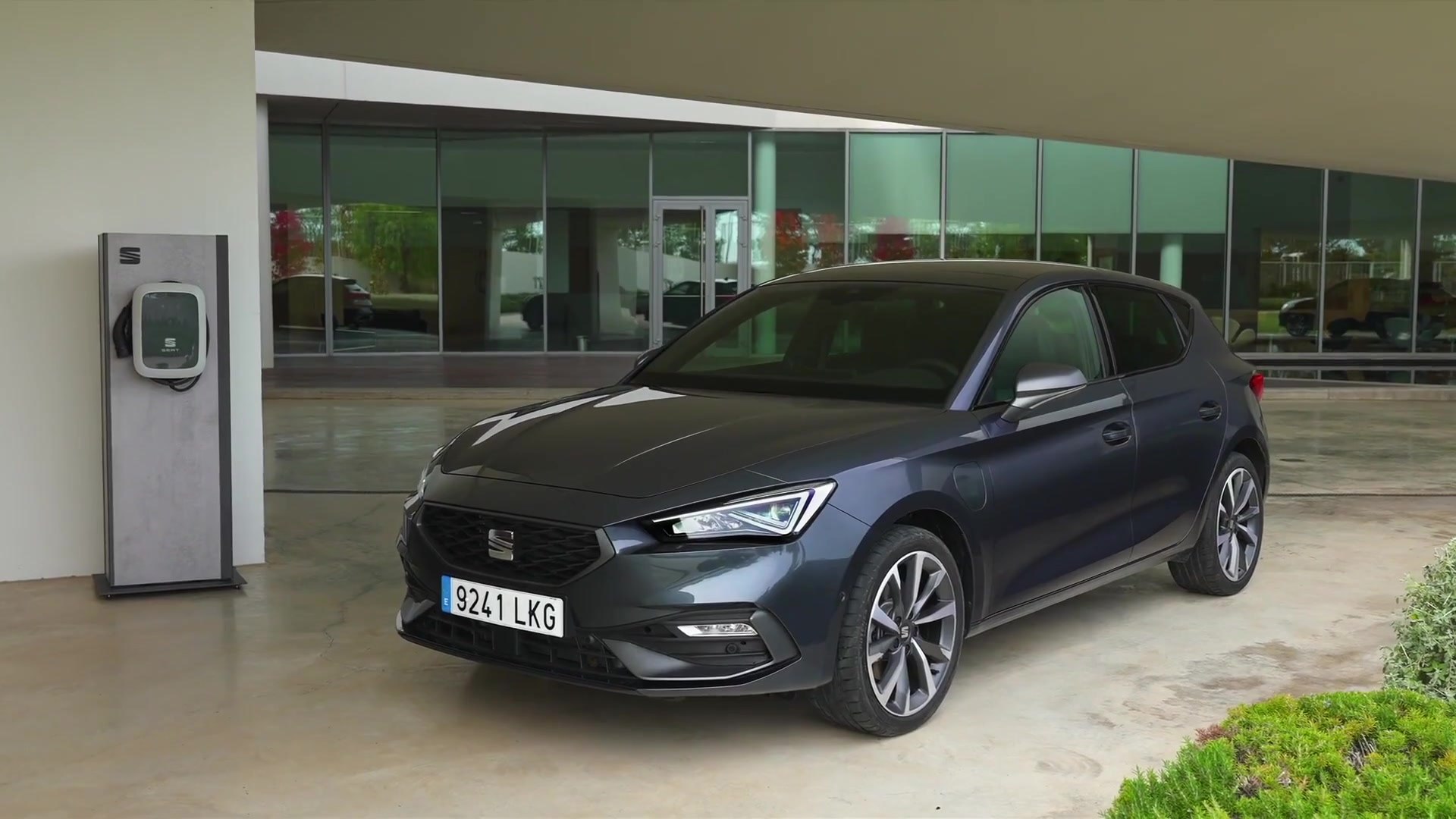 New SEAT Leon e-HYBRID Design in Magnetic Tech - video Dailymotion