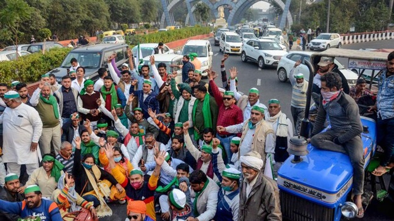 Protesting farmers block Chilla border between Delhi, Noida