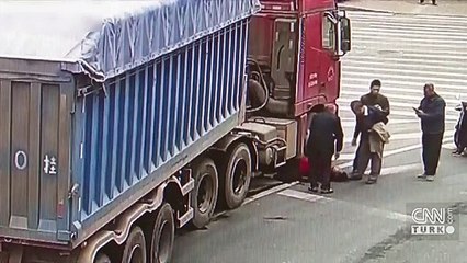 TIR'ın altında kalan bisikletli sıyrıklarla kurtuldu | Video