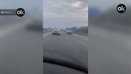 Graban a un coche cargando una farola en Cádiz