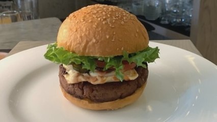 Vietnam lanza las hamburguesas de grillo, nutritivas y ecológicas