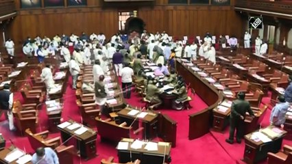 कर्नाटक विधानसभा में कांग्रेस एमएलसी ने उप सभापति को खींचकर आसन से उतारा