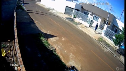 Com o 'braço quebrado', ladrão participa de furto e dupla precisa sair correndo ao ser flagrada por moradores