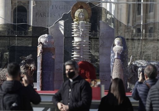 Une “honte” ! : la crèche très contemporaine du Vatican suscite l'ire de fidèles catholiques